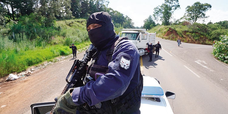 Elementos de seguridad atienden un registro de violencia del CJNG en Pátzcuaro, Michoacán, el pasado 22 de septiembre.