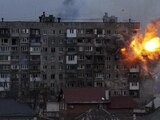 Explosión en un apartamento luego de un ataque por parte del ejército ruso en Mariupol, Ucrania.