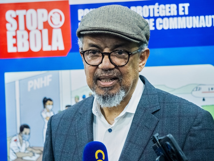 El director general de la Organización Mundial de la Salud, Tedros Adhanom Ghebreyesus, habla con reporteros a su llegada al Aeropuerto Internacional de N'djili, en Kinshasa, República Democrática del Congo.
