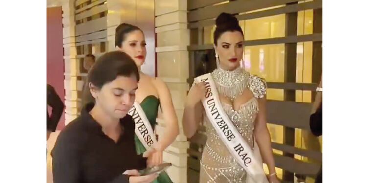 Fátima Bosch al salir del salón, luego de ser insultada por directivo.