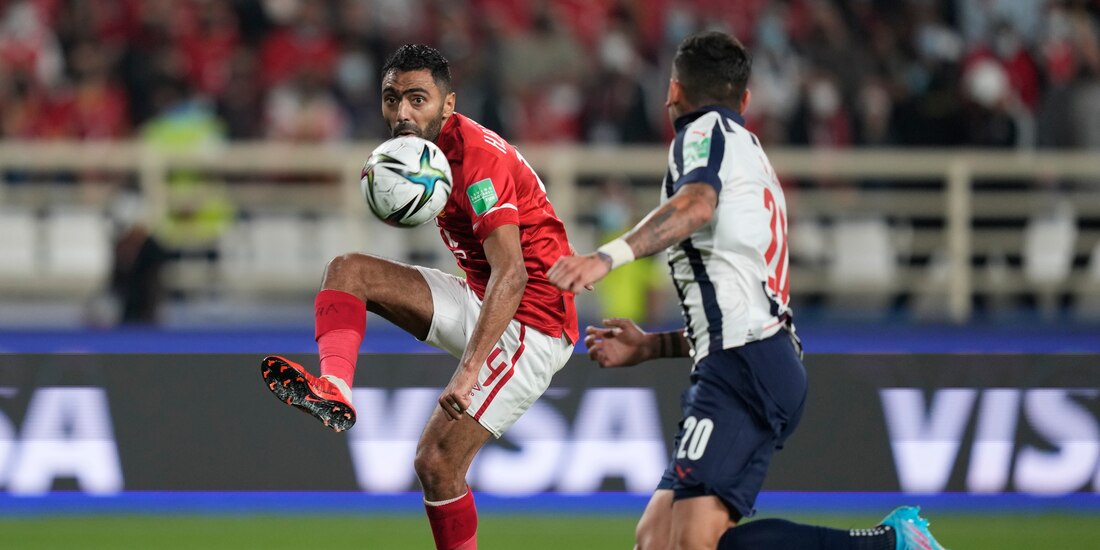 Hussein Alshahat, del A-Ahly, left, da un pase ante la mirada de Sebastián Vegas, del Monterrey, en el juego entre ambos cuadros en en Mundial de Clubes.