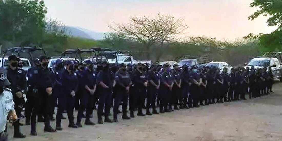 Policías municipales, al ser detenidos el fin de semana en 3 municipios de Chiapas.