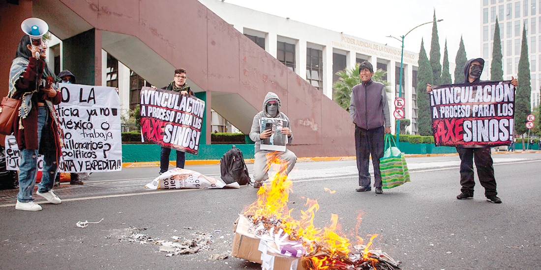FAMILIARES de Miguel Ángel Rojas, el lunes, durante una manifestación.