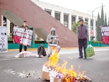 FAMILIARES de Miguel Ángel Rojas, el lunes, durante una manifestación.