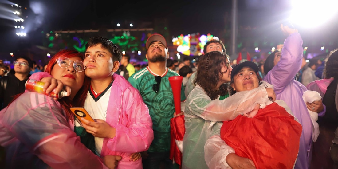 Afición reacciona al marcador 3-2 del partido México contra Inglaterra, en el Zócalo de la Ciudad de México.