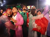 Afición reacciona al marcador 3-2 del partido México contra Inglaterra, en el Zócalo de la Ciudad de México.