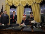 Donald Trump firma más órdenes ejecutivas en el Despacho Oval de la Casa Blanca.