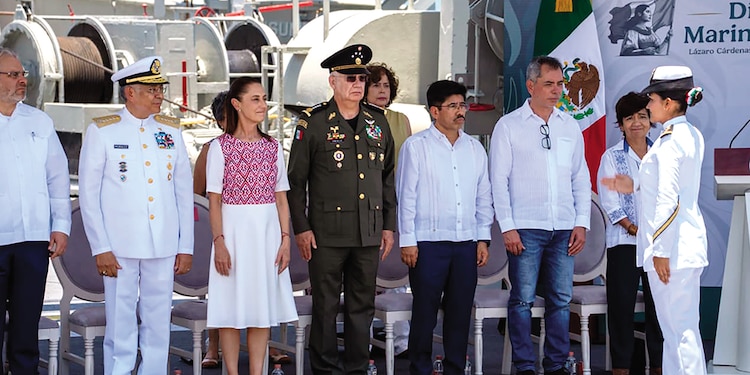 La presidenta Sheinbaum, con miembros de su gabinete, ayer, en Michoacán