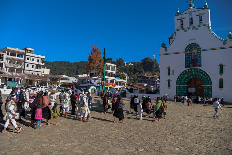 Indígenas llegan a la iglesia de San Juan Chamula, el año pasado.
