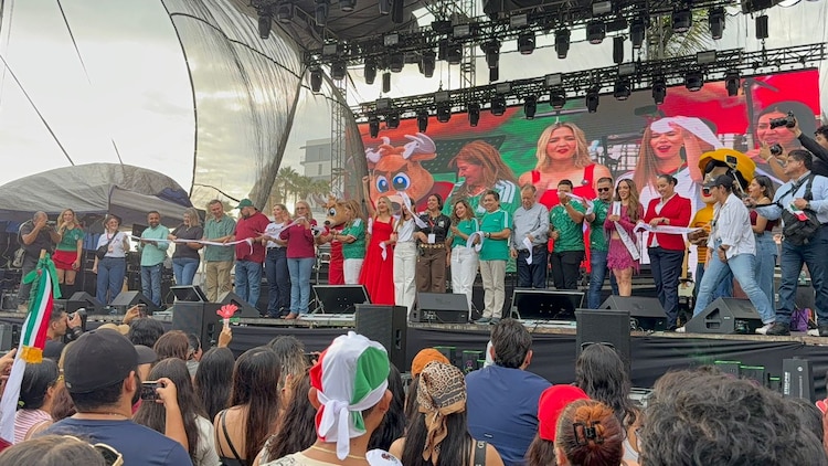 Mireya Sosa Osuna, titular de Sectur Sinaloa, encabezó el corte de listón inaugural de "Mazatlán, La Fiesta del Futbol".