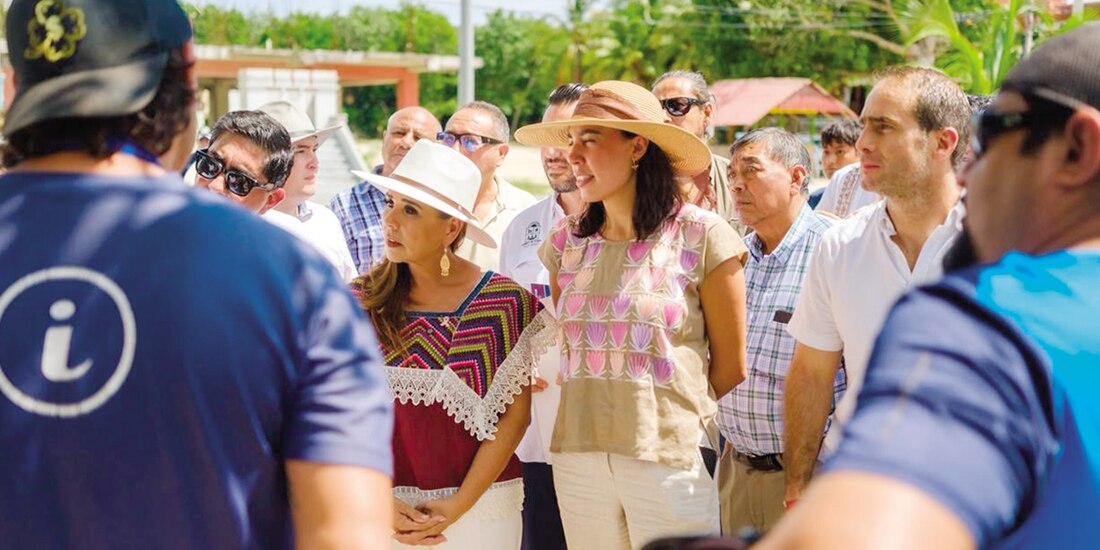 La Gobernadora Mara Lezama (izq.) y la secretaria de Turismo, ayer, en QRoo.