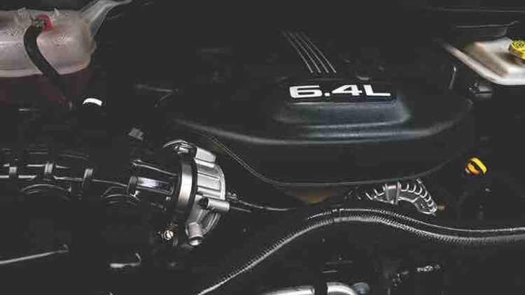 Cuenta con un motor V8 de 6.4 litros.