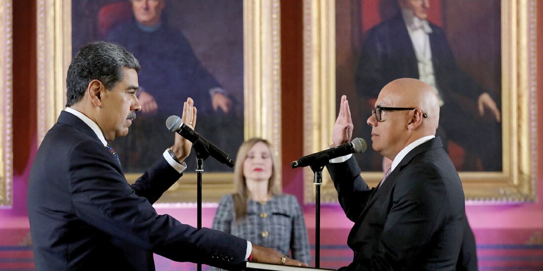 Nicolás Maduro (izq.) juró ayer como presidente de Venezuela ante Jorge Rodríguez.