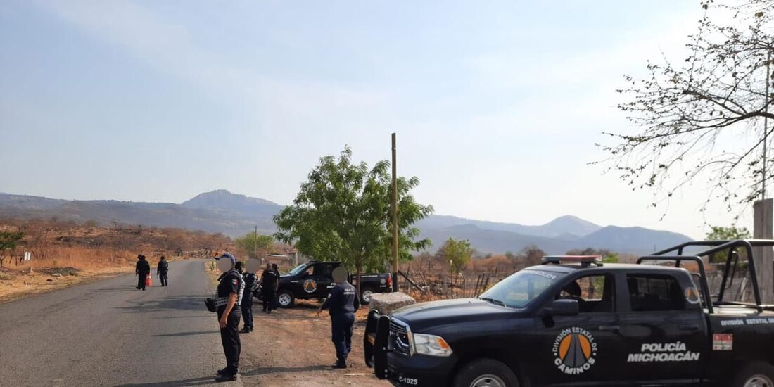 Elementos de la Secretaria de Seguridad Pública de Michoacán en la carretera de Aguililla.