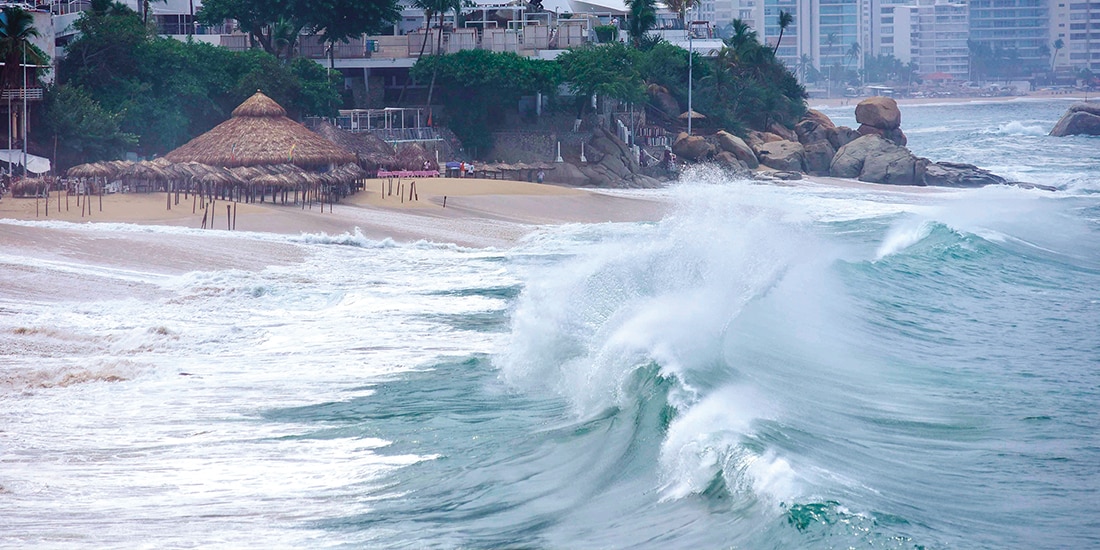 Fuerte oleaje en las playas de Acapulco, el 24 de mayo de 2025.