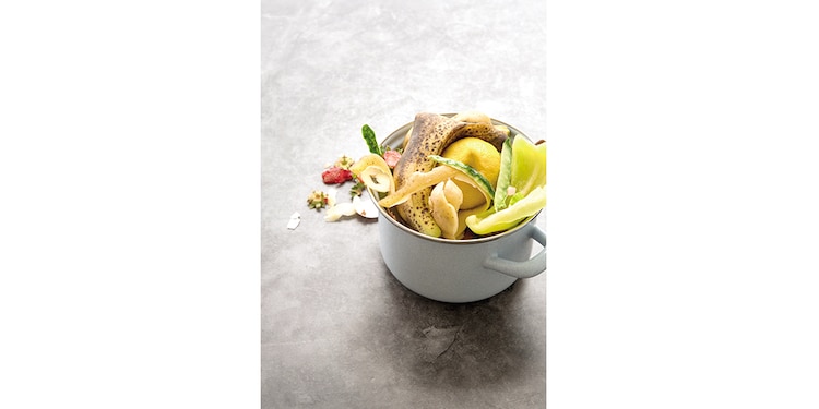 Con los restos de cáscaras puedes hacer composta.