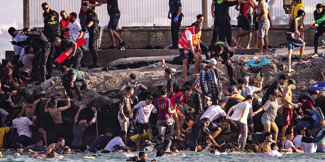 ARRIBO de inmigrantes a enclave español por mar y tierra, ayer.