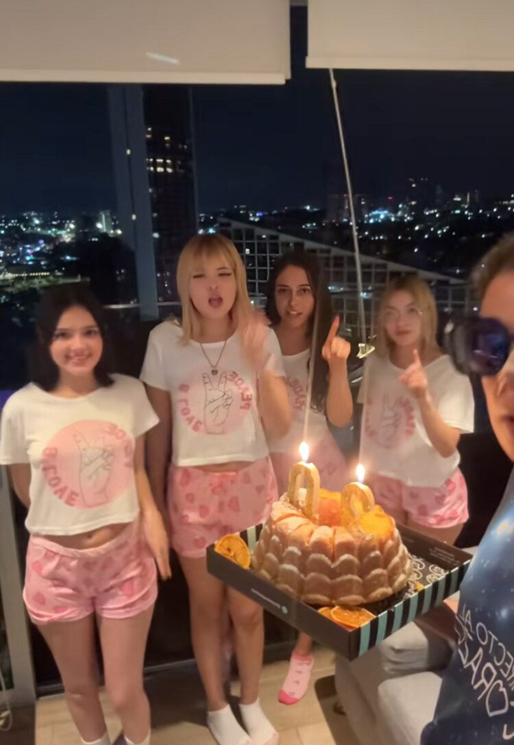 Alex Marín y sus novias