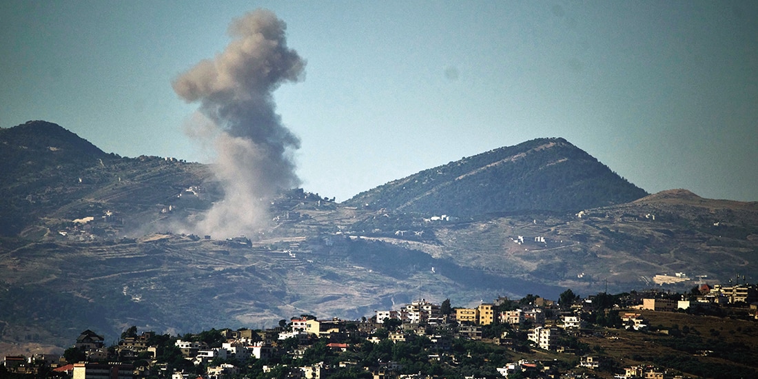 Ataque militar israelí en el sur del Líbano, visto desde el norte de Israel, ayer.