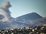 Ataque militar israelí en el sur del Líbano, visto desde el norte de Israel, ayer.