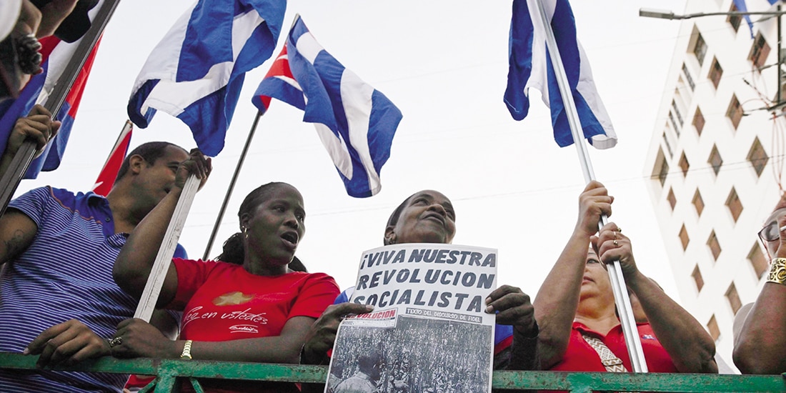 CUBANOS conmemoran el 65 aniversario
de la revolución socialista, ayer.