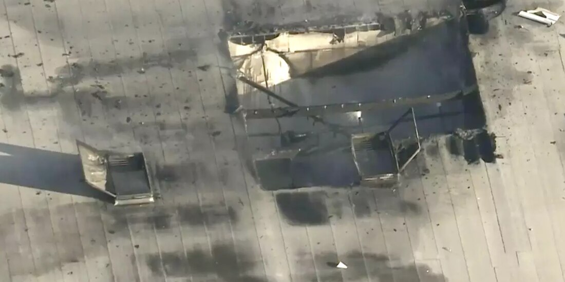 La avioneta se estrelló en el edificio y posteriormente se incendio.