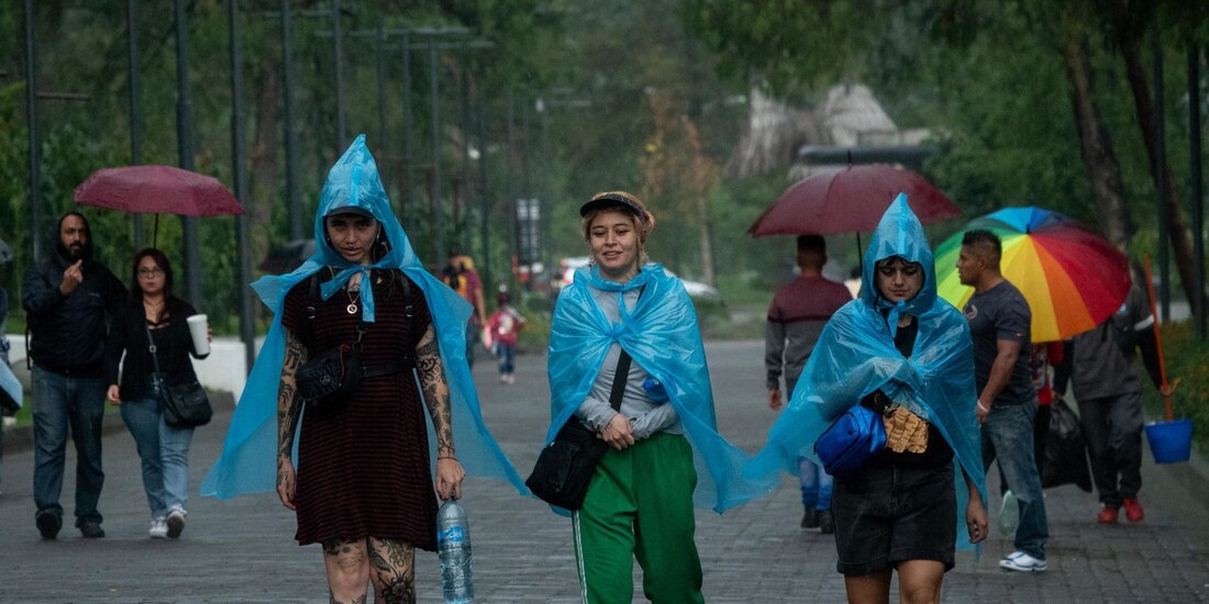 Capitalinos que visitaban el complejo cultural Los Pinos, alcaldía Miguel Hidalgo, fueron sorprendidos por una intensa lluvia la tarde de este sábado. 