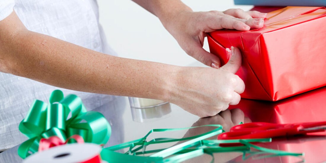 Hombre envuelve regalos de Navidad para su pareja y de paso logra muchas risas