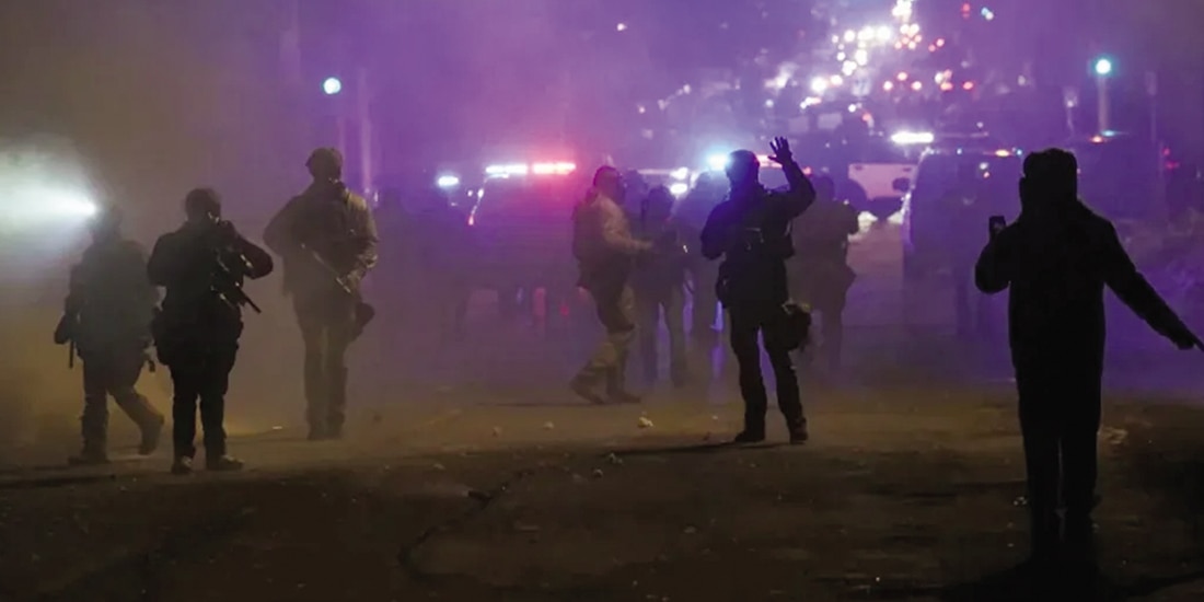 En Minneapolis, agentes del ICE dispararon municiones y proyectiles con gas pimienta a la comunidad mientras protestaban por un tiroteo a principios de enero.