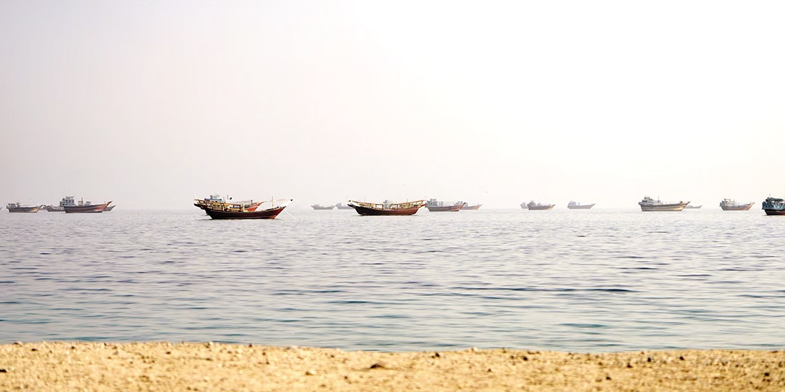 Buques en el estrecho de Ormuz, vistos desde Musandam, Omán, ayer.