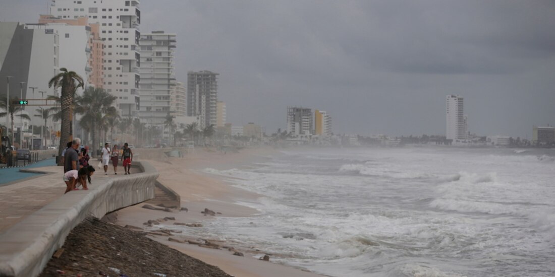 Turistas en el malecón de Mazatlán, ayer.