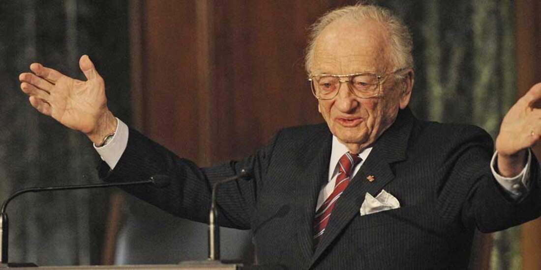 El abogado rumano-estadounidense Benjamin Ferencz, exsoldado en la Segunda Guerra Mundial y uno de los fiscales para los juicios de Núremberg contra los nazis, emite unas palabras durante la inauguración de una muestra con motivo de los juicios de Núremberg, el domingo 21 de noviembre de 2010