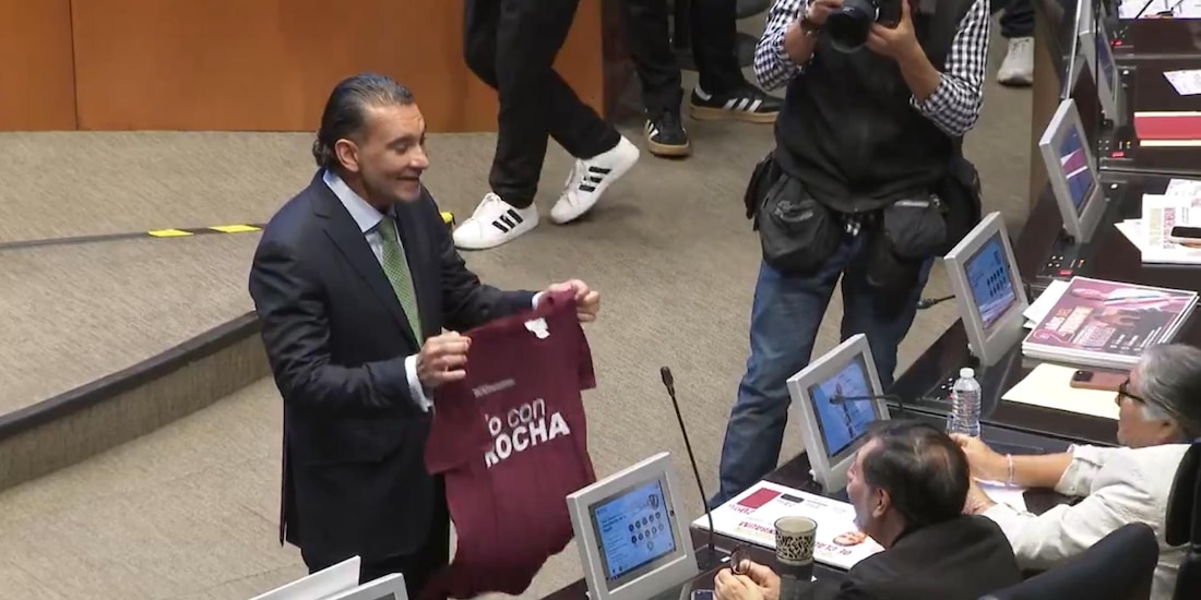 Luis Armando Melgar confronta a Fernández Noroña: le avienta playera en apoyo a Rubén Rocha y éste se la regresa.