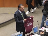 Luis Armando Melgar confronta a Fernández Noroña: le avienta playera en apoyo a Rubén Rocha y éste se la regresa.