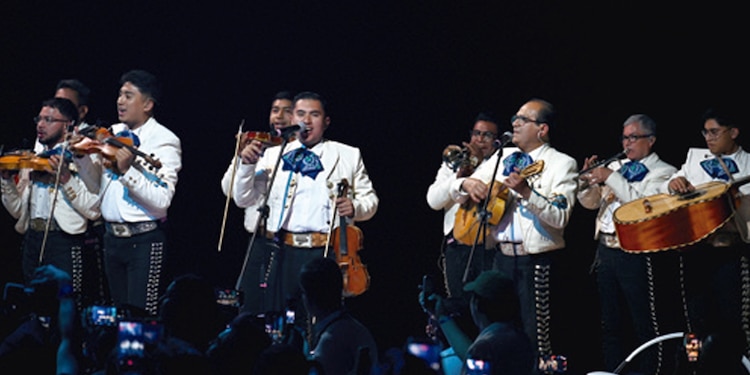 El mariachi interpretó “Boss of Me”, canción de entrada de la serie.