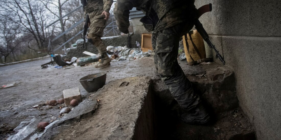 Militares ucranianos usan inmuebles dañados o abandonados como refugio en Donetsk, ayer.