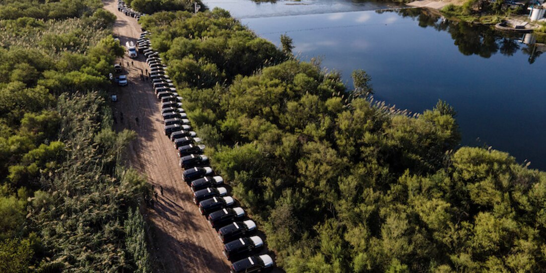 Vehículos del Departamento de Seguridad de Texas, ayer, en Del Rio, cerca de un campamento de haitianos.