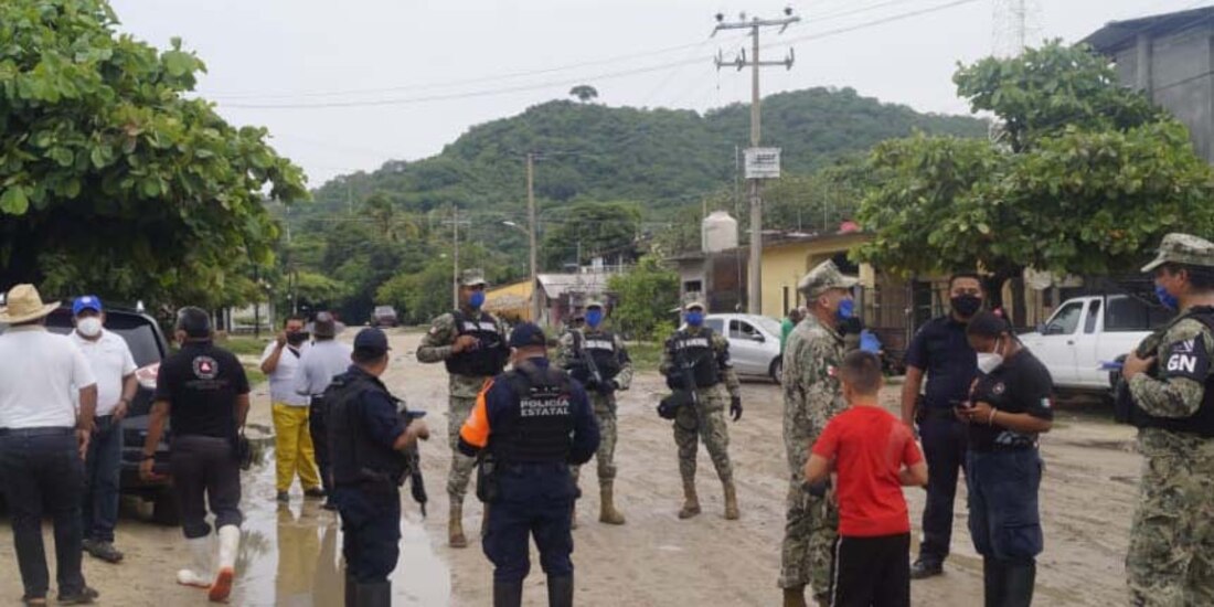 Personal del Ejército y de Protección Civil apoya a afectados por inundaciones en Oaxaca.