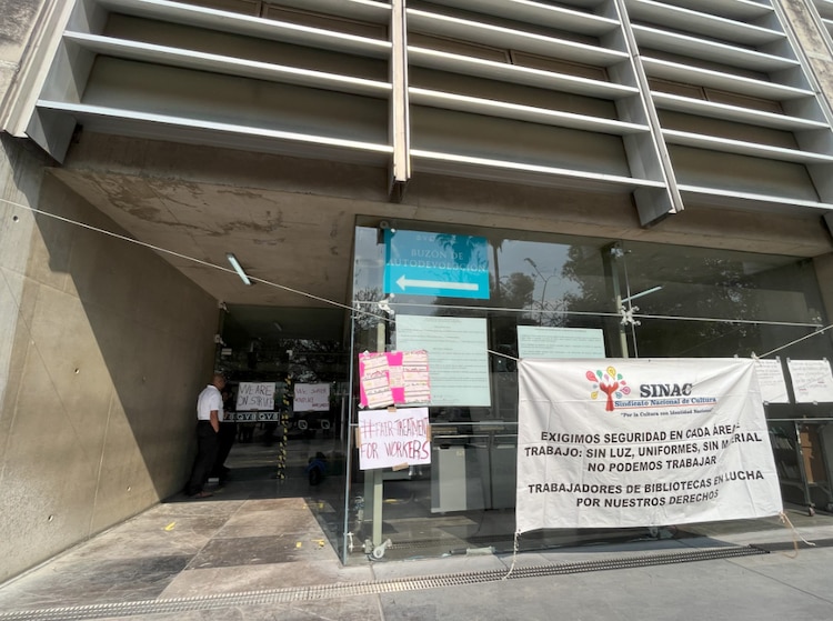 La biblioteca se encuentra cerrada
al público.