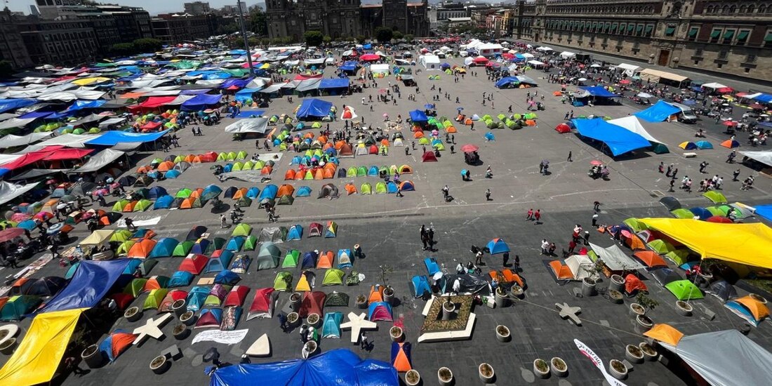 En el marco del Día del Maestro, docentes de la CNTE de distintos estados de la República, realizaron un plantón en el Zócalo capitalino para exigir mejores condiciones laborales la abolición de las reformas educativas de 2007 y 2019.