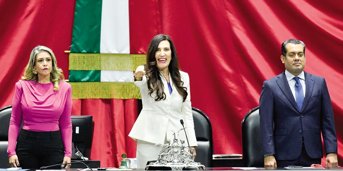 La panista Kenia López, al rendir protesta ayer como presidenta de la Cámara baja.