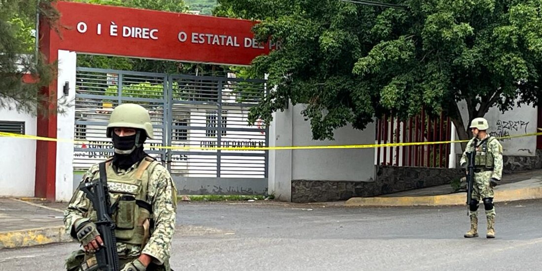 Militares afuera del edificio del PRI en Chilpancingo.