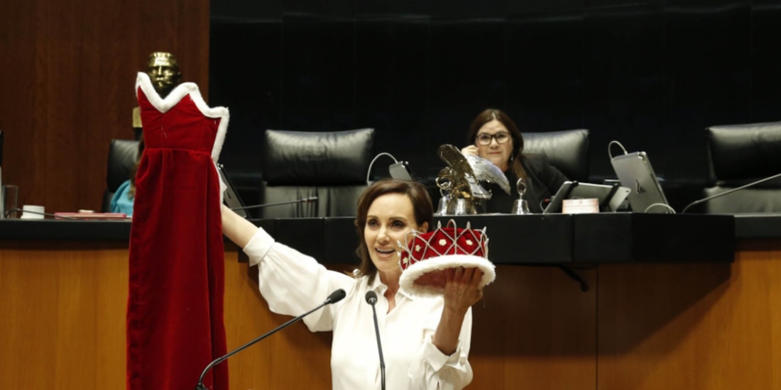 La senadora panista Lilly Téllez muestra la capa y la corona que le llevó al presidente de la Cámara alta, ayer.