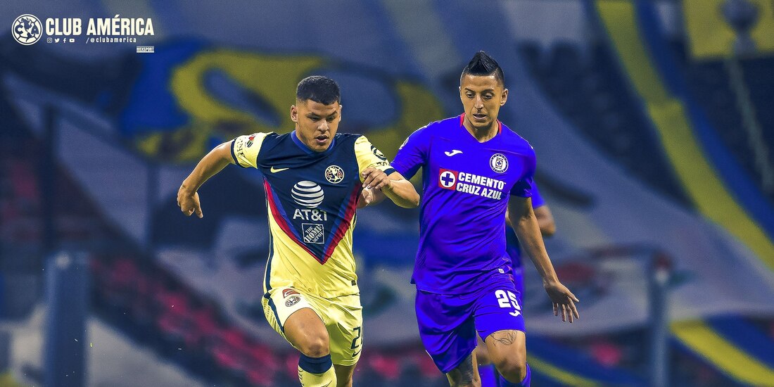 Richard Sánchez conduce el balón ante la marca de Roberto Alvarado en el América vs Cruz Azul.