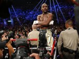 Floyd Mayweather después de ganar una pelea de box en el 2015.
