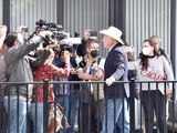 El embajador Ken Salazar atiende a la prensa, en imagen de archivo.