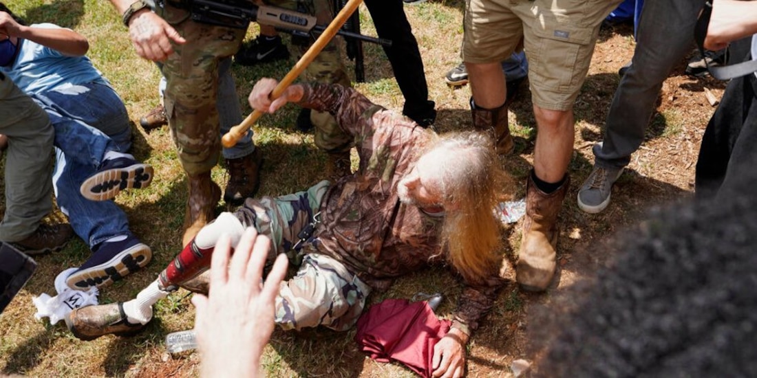 Poco antes de la 1 de la tarde empezaron los puñetazos, patadas y pedradas..