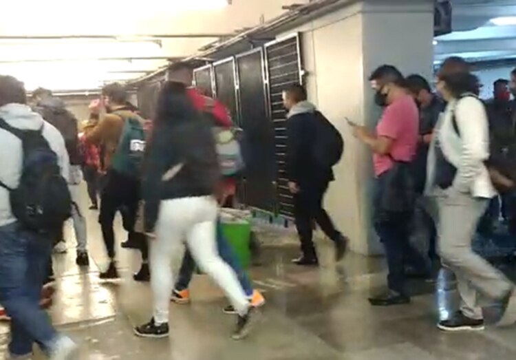 Algunos pasajeros no portan cubrebocas.