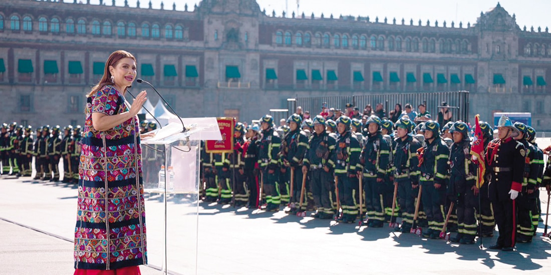 Clara Brugada al encabezar la conmemoración del 25 de enero junto con bomberos y bomberas, ayer.