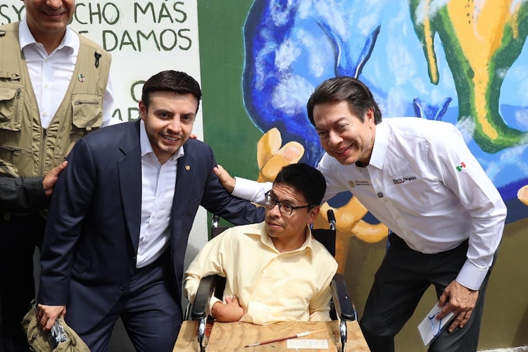 A la izquierda, el titular de la SEP, Mario Delgado Carrillo.